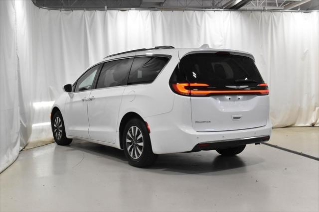 Photo of 2021 Bright White Clearcoat Chrysler Pacifica