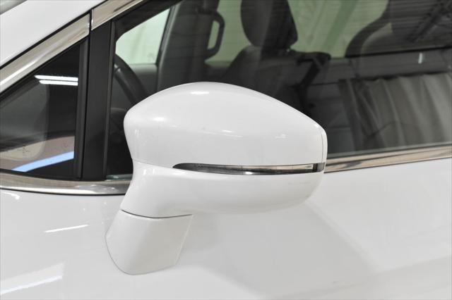 Photo of 2021 Bright White Clearcoat Chrysler Pacifica