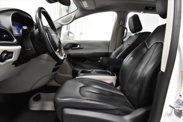Photo of 2021 Bright White Clearcoat Chrysler Pacifica