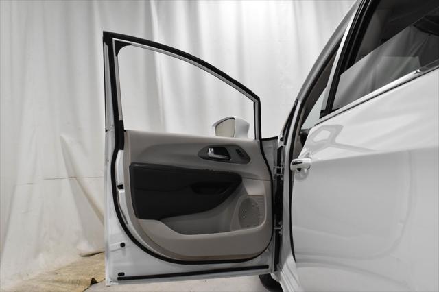 Photo of 2021 Bright White Clearcoat Chrysler Pacifica