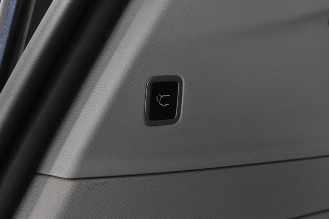 Photo of 2021 Bright White Clearcoat Chrysler Pacifica