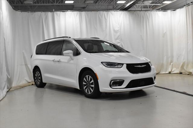 Photo of 2021 Bright White Clearcoat Chrysler Pacifica