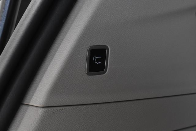 Photo of 2021 Bright White Clearcoat Chrysler Pacifica
