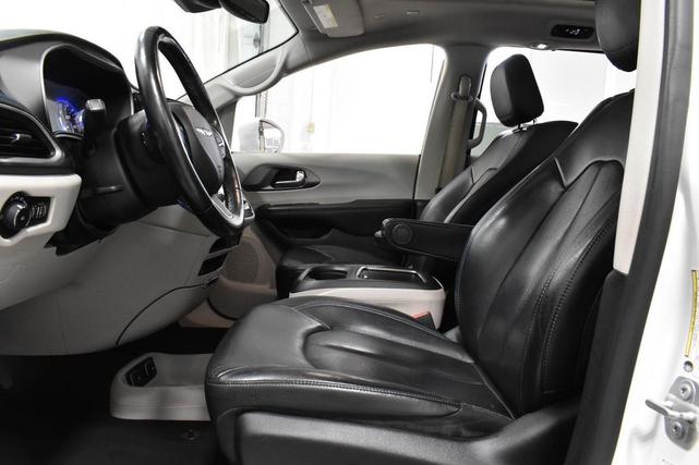 Photo of 2021 Bright White Clearcoat Chrysler Pacifica