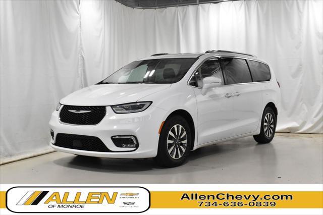 Photo of 2021 Bright White Clearcoat Chrysler Pacifica