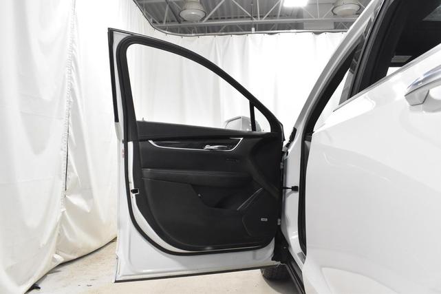 Photo of 2021 Crystal White Tricoat Cadillac XT6