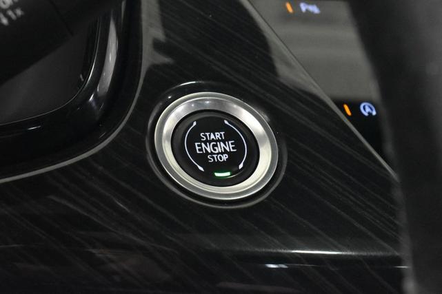Photo of 2021 Crystal White Tricoat Cadillac XT6