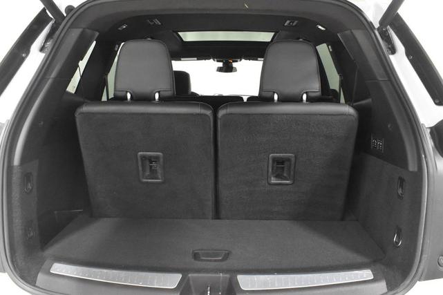 Photo of 2021 Crystal White Tricoat Cadillac XT6