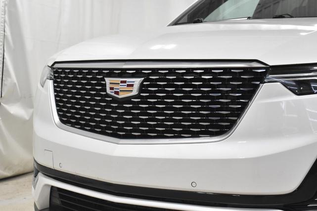 Photo of 2021 Crystal White Tricoat Cadillac XT6