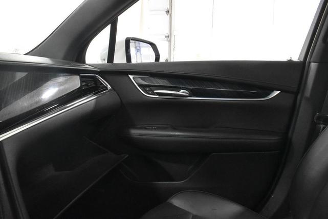 Photo of 2021 Crystal White Tricoat Cadillac XT6