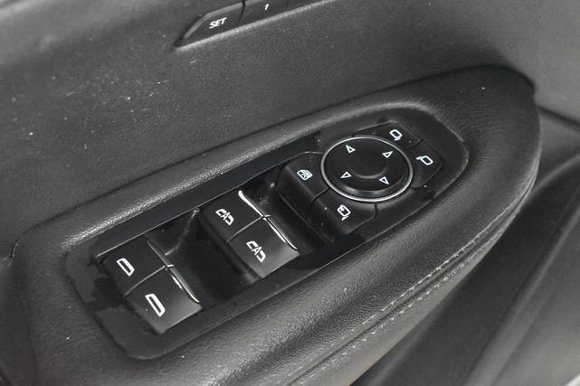 Photo of 2021 Crystal White Tricoat Cadillac XT6
