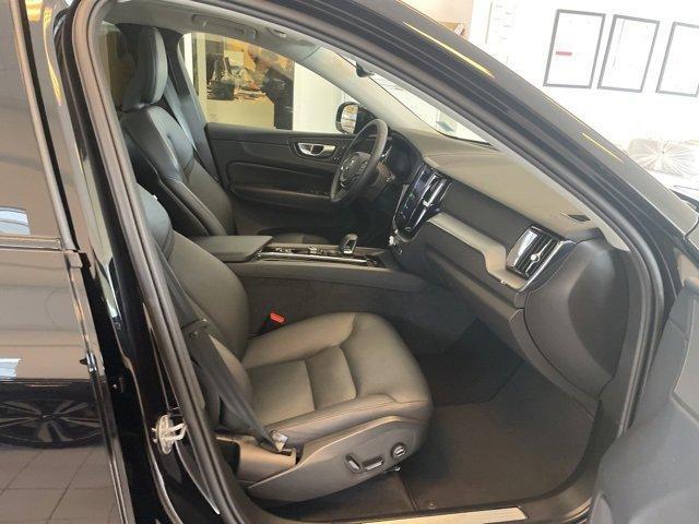 Photo of 2024 Onyx Black Metallic Volvo XC60