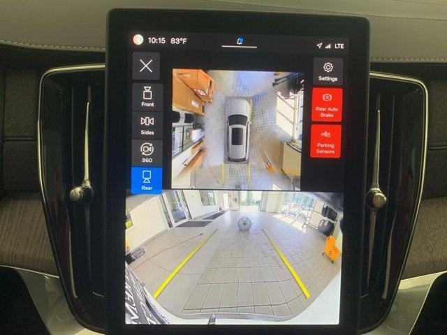 Photo of 2025 Crystal White Volvo XC90