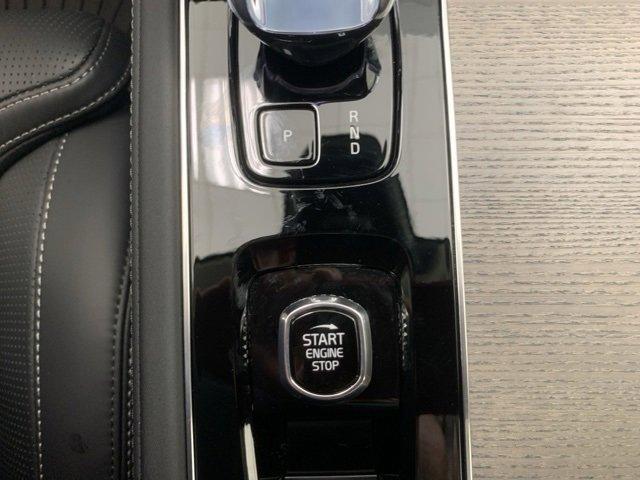 Photo of 2025 Crystal White Volvo XC90