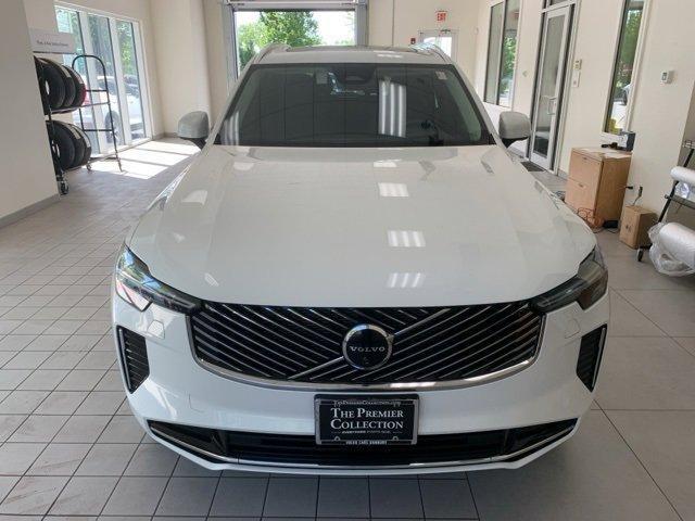 Photo of 2025 Crystal White Volvo XC90