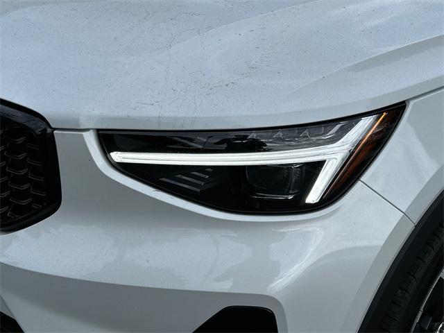 Photo of 2026 Crystal White Volvo XC40