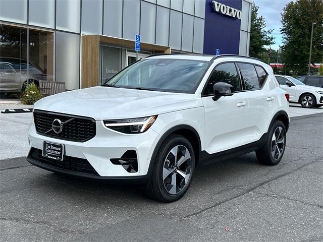 Photo of 2026 Crystal White Volvo XC40