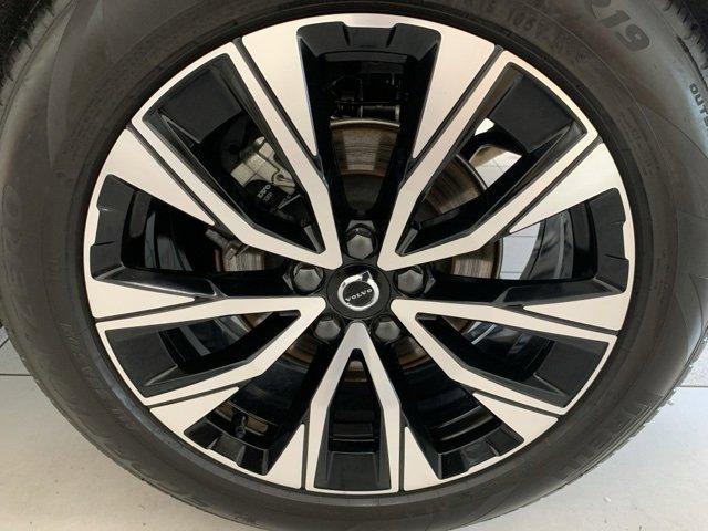 Photo of 2025 Crystal White Metallic Volvo XC60