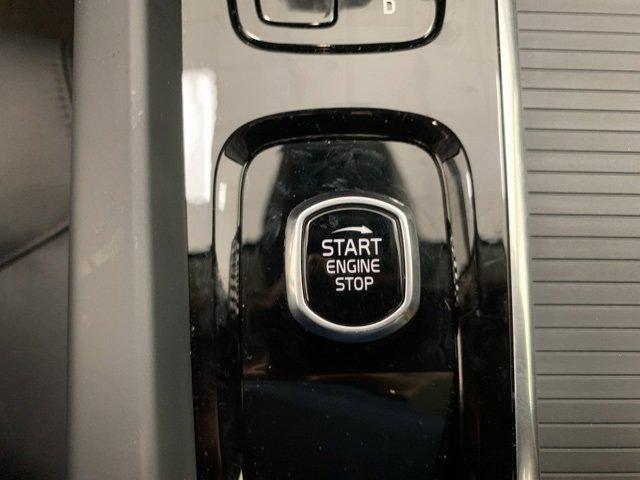 Photo of 2025 Crystal White Volvo XC60