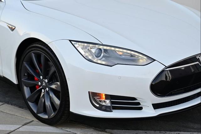 Photo of 2015 Pearl White Tesla Model S