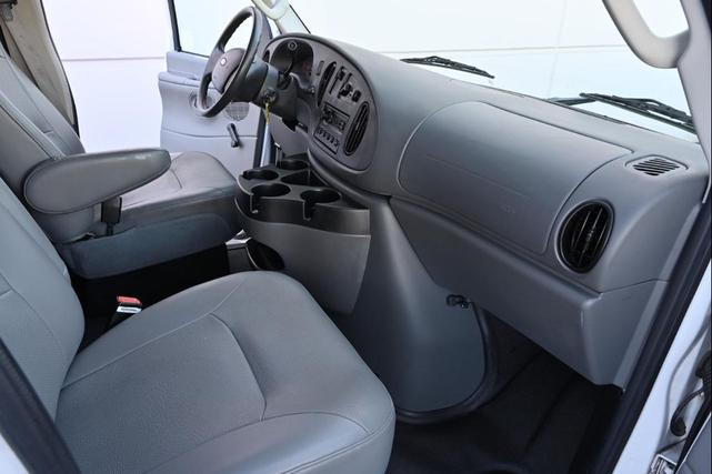 Photo of 2006 White Ford E150