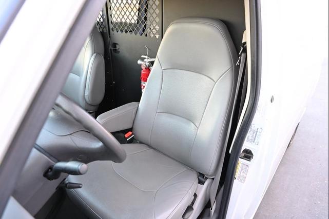 Photo of 2006 White Ford E150