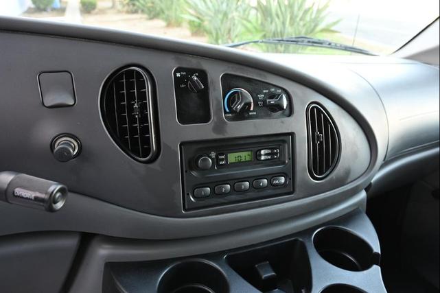 Photo of 2006 White Ford E150