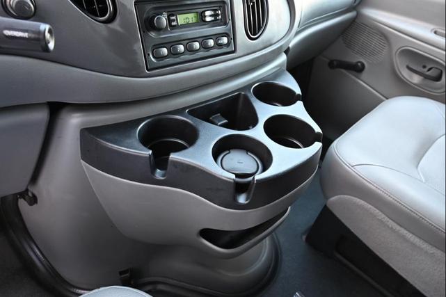Photo of 2006 White Ford E150