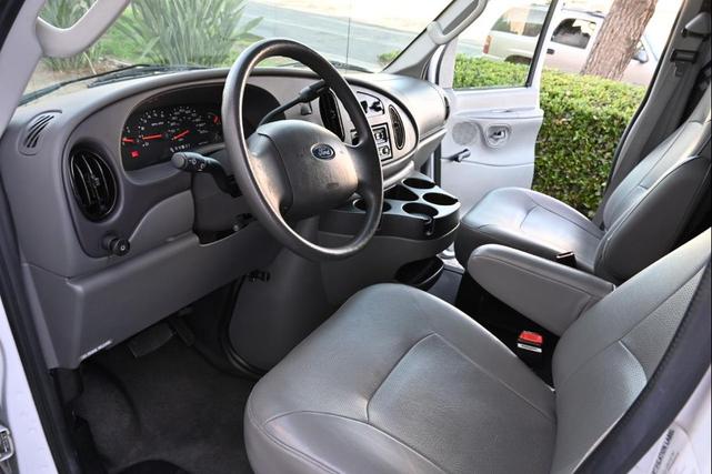 Photo of 2006 White Ford E150