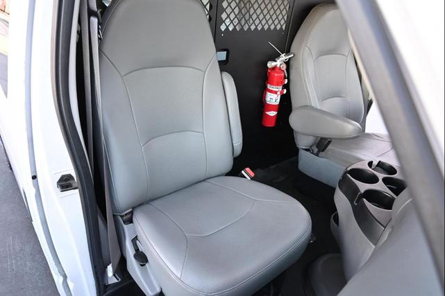 Photo of 2006 White Ford E150