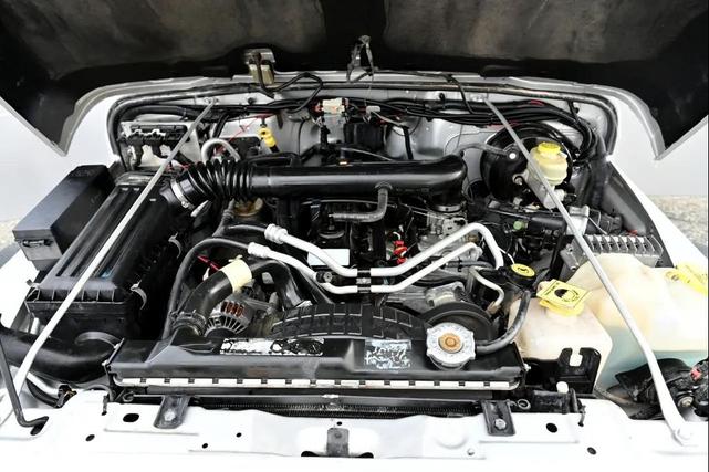 Photo of 2004 Bright Silver Metallic Jeep Wrangler