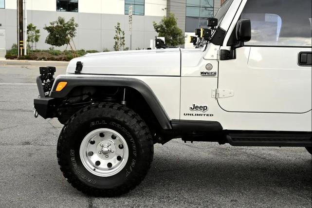 Photo of 2004 Bright Silver Metallic Jeep Wrangler