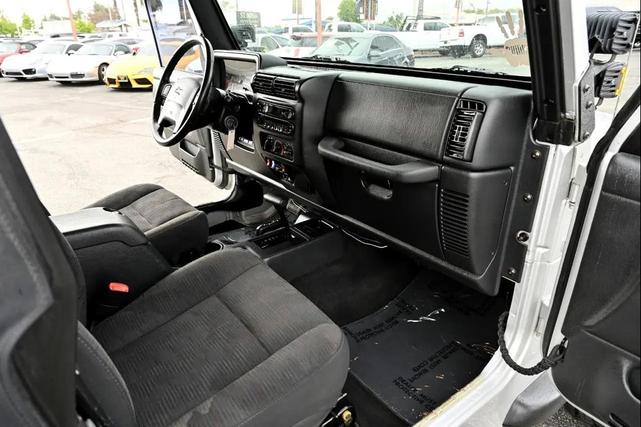 Photo of 2004 Bright Silver Metallic Jeep Wrangler