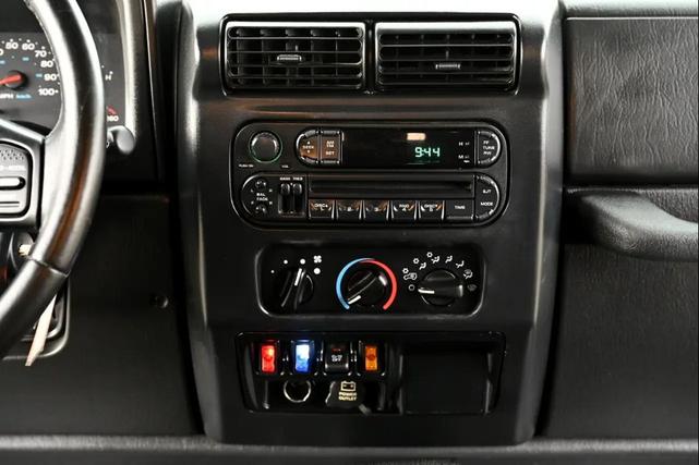Photo of 2004 Bright Silver Metallic Jeep Wrangler