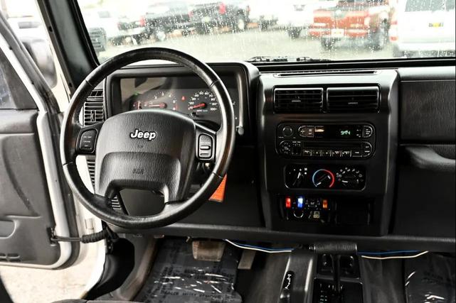 Photo of 2004 Bright Silver Metallic Jeep Wrangler