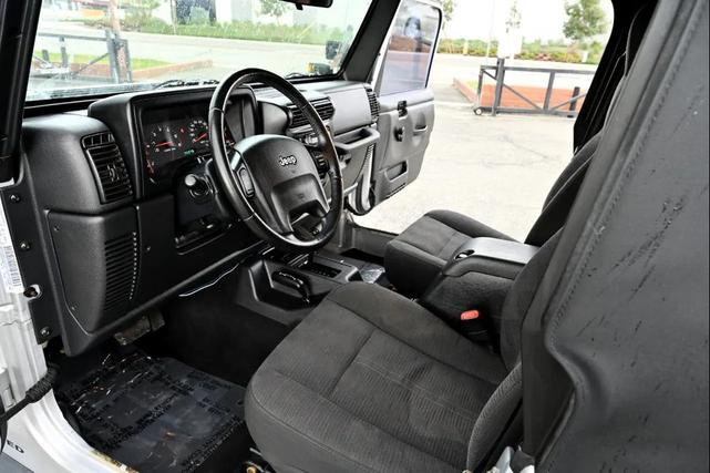 Photo of 2004 Bright Silver Metallic Jeep Wrangler