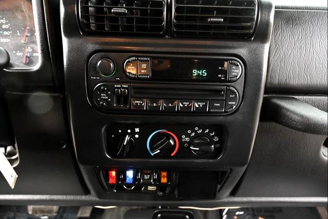 Photo of 2004 Bright Silver Metallic Jeep Wrangler