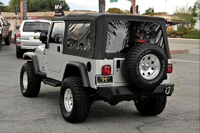 Photo of 2004 Bright Silver Metallic Jeep Wrangler