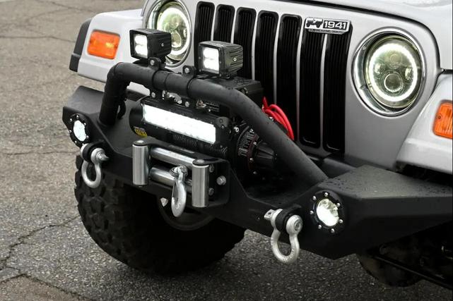 Photo of 2004 Bright Silver Metallic Jeep Wrangler