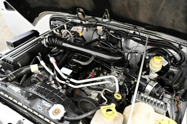 Photo of 2004 Bright Silver Metallic Jeep Wrangler