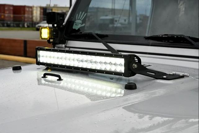 Photo of 2004 Bright Silver Metallic Jeep Wrangler