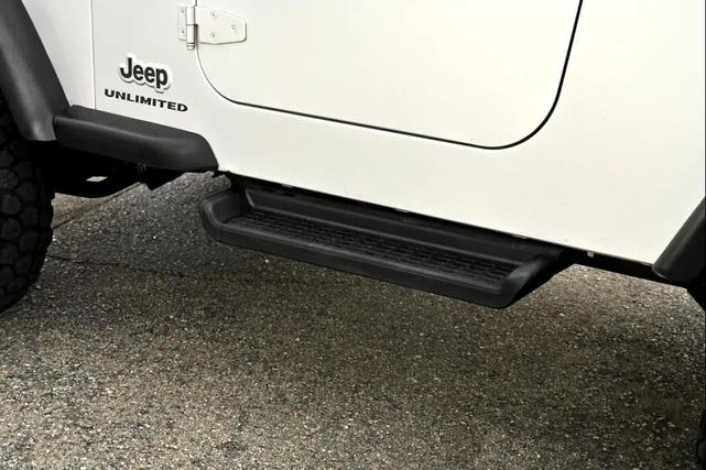 Photo of 2004 Bright Silver Metallic Jeep Wrangler