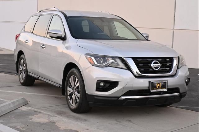 Photo of 2018 Silver Nissan Pathfinder