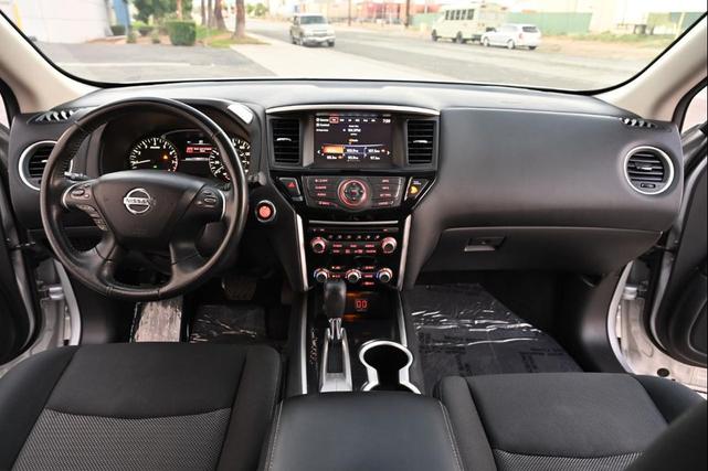 Photo of 2018 Silver Nissan Pathfinder