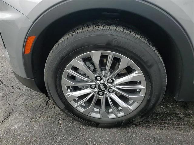 Photo of 2024 Silver Metallic Cadillac XT4