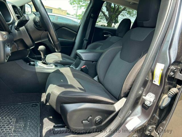 Photo of 2016 Granite Crystal Metallic Clearcoat Jeep Cherokee