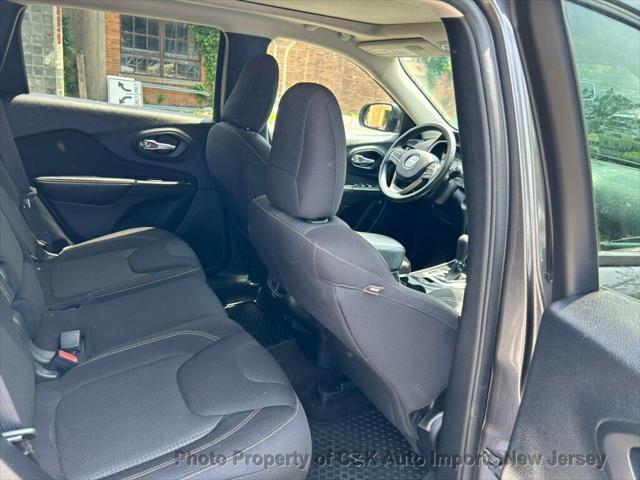 Photo of 2016 Granite Crystal Metallic Clearcoat Jeep Cherokee