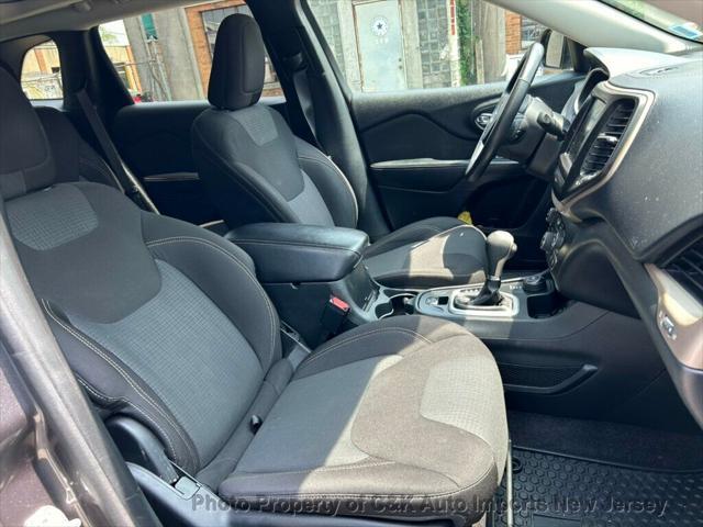 Photo of 2016 Granite Crystal Metallic Clearcoat Jeep Cherokee