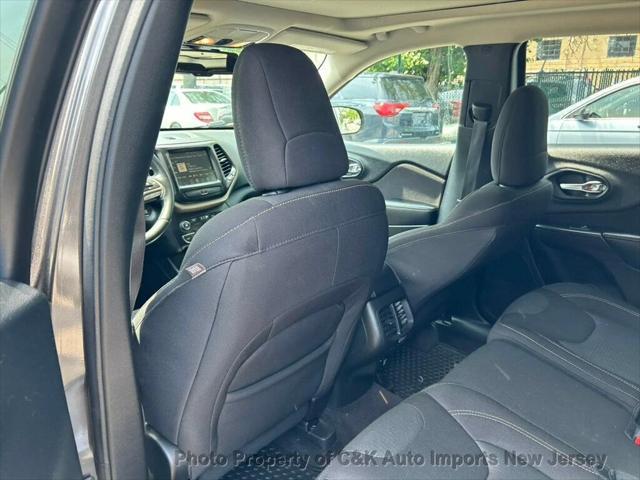 Photo of 2016 Granite Crystal Metallic Clearcoat Jeep Cherokee