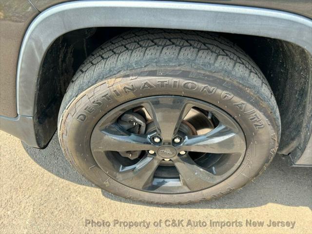 Photo of 2016 Granite Crystal Metallic Clearcoat Jeep Cherokee